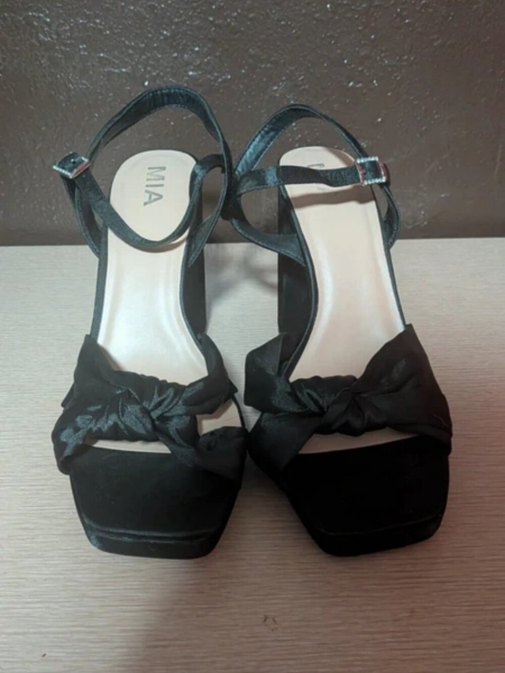 6in black heels
